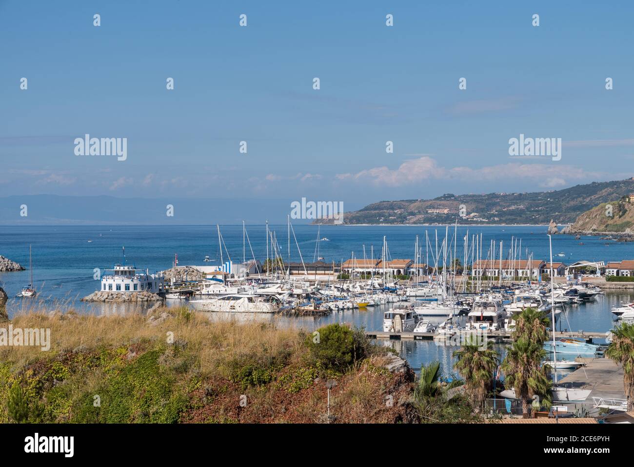 vista idilliaca di un piccolo porto navale e del mare - Calabria Foto Stock