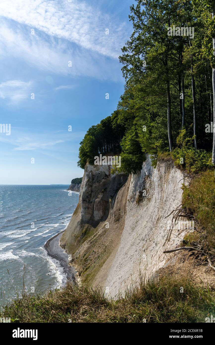 Una vista sulle splendide scogliere di calce e pietra calcarea Jasmund National Park sull'isola di Ruegen in Germania Foto Stock