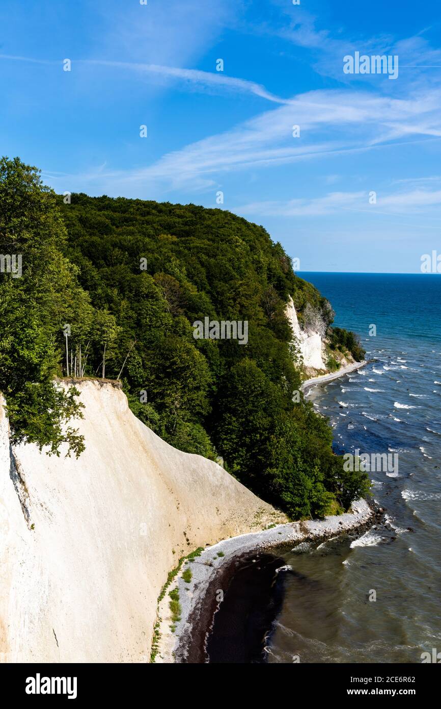 Una vista sulle splendide scogliere di calce e pietra calcarea Jasmund National Park sull'isola di Ruegen in Germania Foto Stock