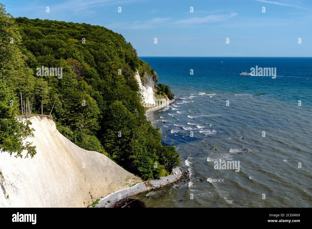 Una vista sulle splendide scogliere di calce e pietra calcarea Jasmund National Park sull'isola di Ruegen in Germania Foto Stock