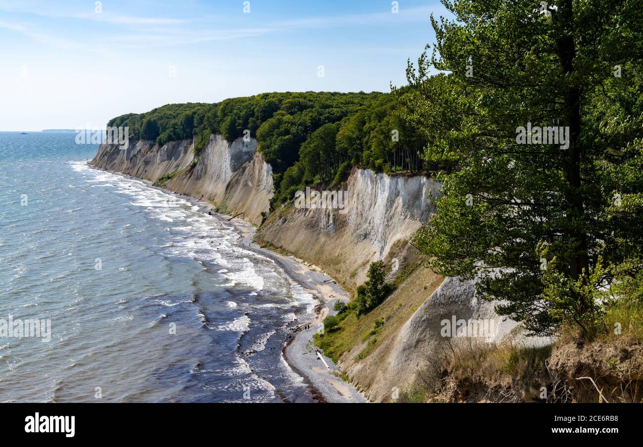 Una vista sulle splendide scogliere di calce e pietra calcarea Jasmund National Park sull'isola di Ruegen in Germania Foto Stock