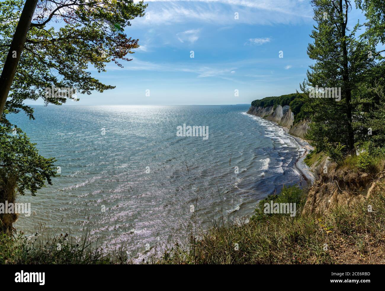 Una vista sulle splendide scogliere di calce e pietra calcarea Jasmund National Park sull'isola di Ruegen in Germania Foto Stock