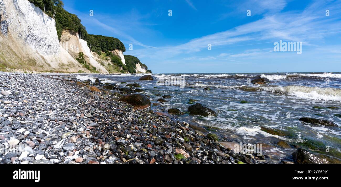Una vista sulle splendide scogliere di calce e pietra calcarea Jasmund National Park sull'isola di Ruegen in Germania Foto Stock