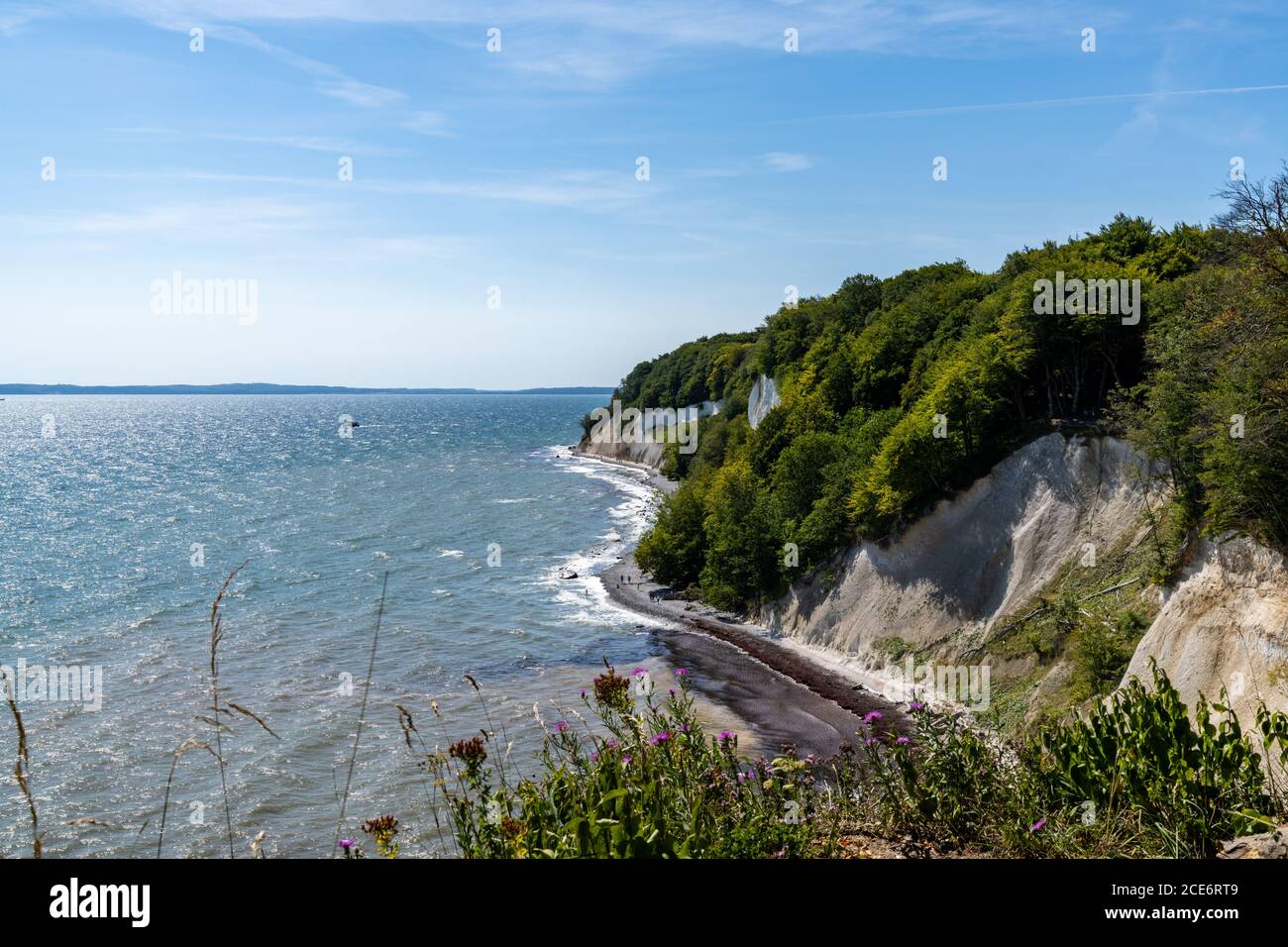 Una vista sulle splendide scogliere di calce e pietra calcarea Jasmund National Park sull'isola di Ruegen in Germania Foto Stock