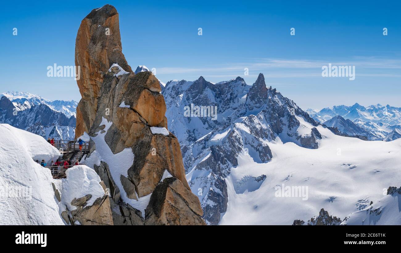 Cima di Voie Rebuffat vicino Aiguille du Midi picco con vista della lontana Grande Jorasses. Monte Bianco, Chamonix, Hautes-Savoie (74), Alpi, Francia Foto Stock