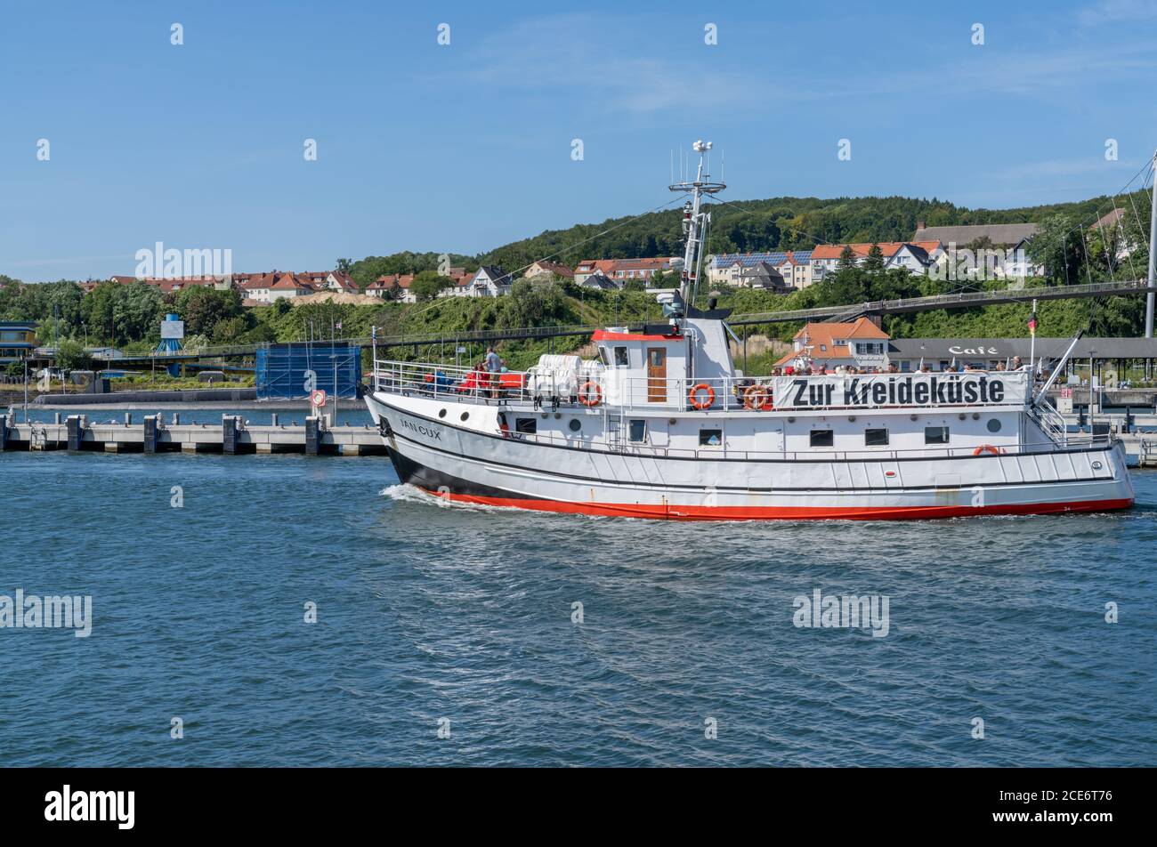 Sassnitz, M-P / Germania - 12 agosto 2020: Crociera turistica in barca con partenza dal porto di Sassnitz per una gita alle scogliere calcaree del Parco Nazionale di Jasmund a G. Foto Stock