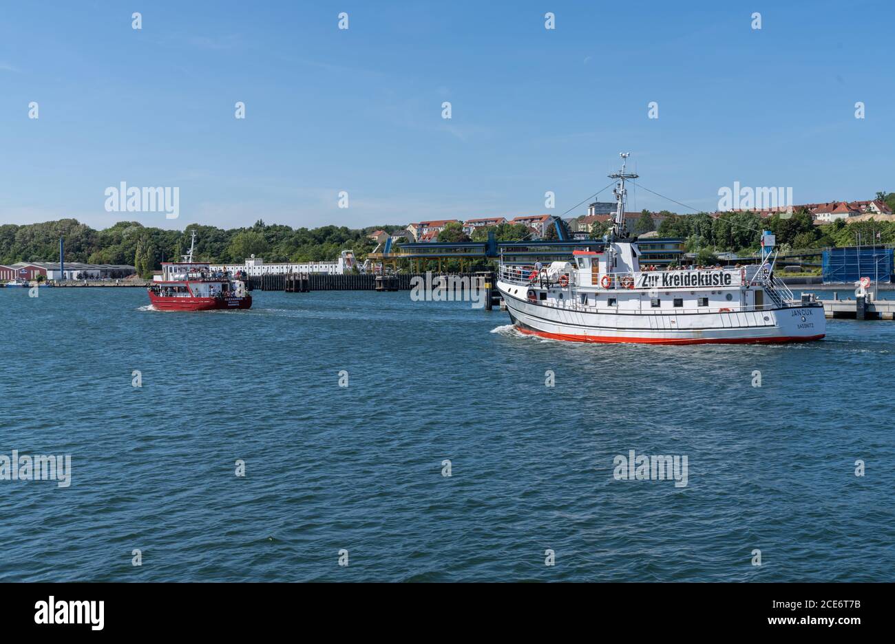 Sassnitz, M-P / Germania - 12 agosto 2020: Crociere turistiche in barca dal porto di Sassnitz per una gita alle scogliere calcaree del Parco Nazionale di Jasmund in Foto Stock