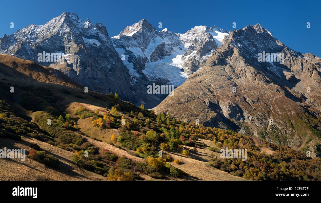 Parco Nazionale di Ecrins con Glacier du Lautaret e Gaspard Peak in autunno. Col du Lautaret, Alte Alpi, Alpi europee, Francia Foto Stock