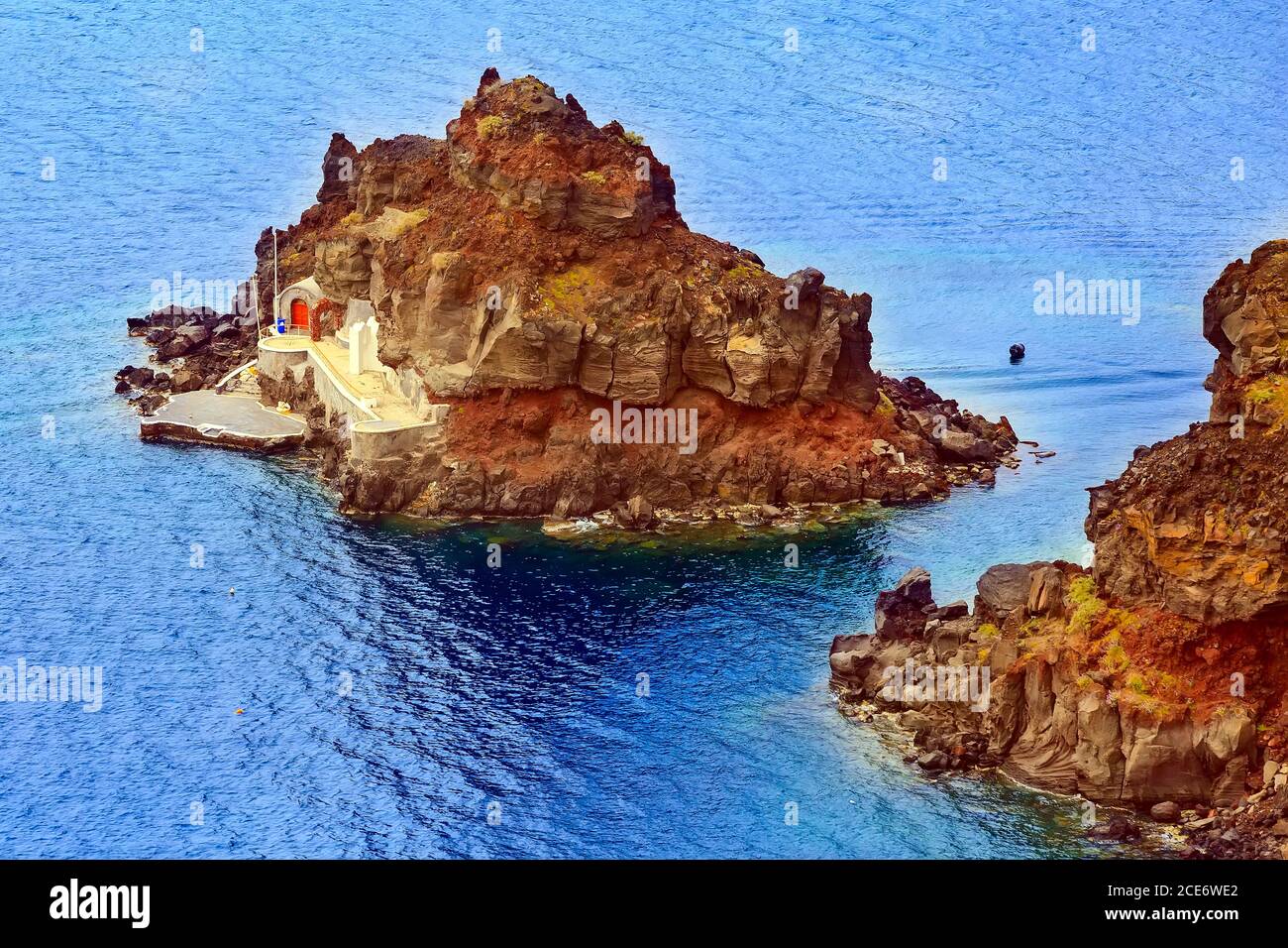 Piccola isola vulcanica a Santorini, Grecia Foto Stock