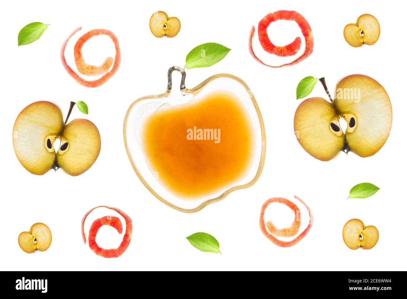 Una piccola ciotola con mele, fette di mela, mele e foglie isolate retroilluminate su un tavolo luminoso Foto Stock
