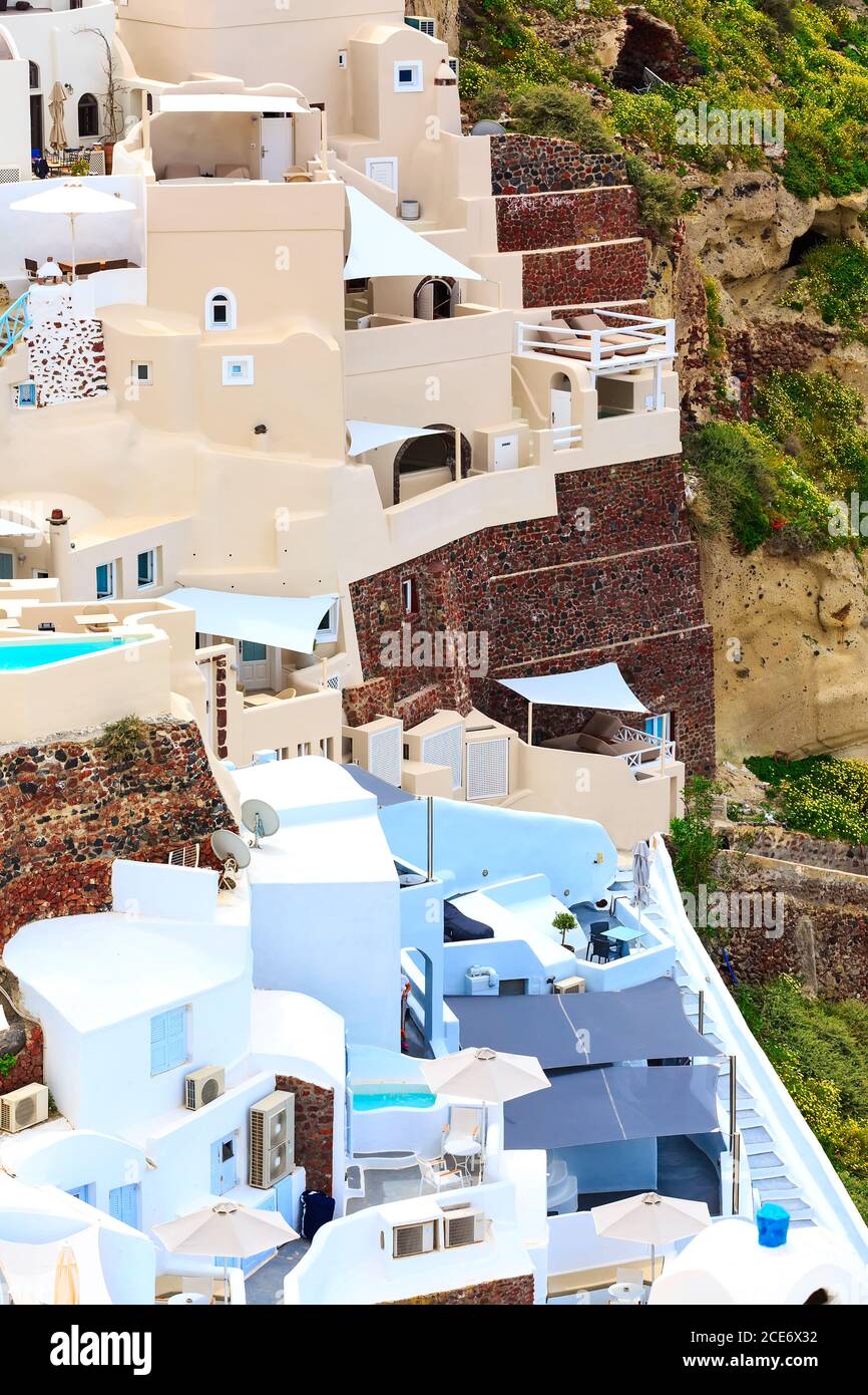 Oia chiesa e case a Santorini, Grecia Foto Stock