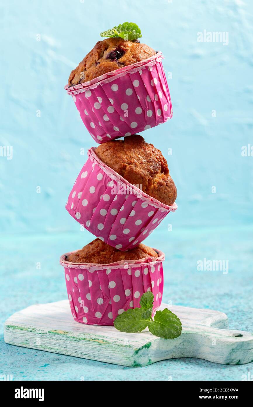 Muffin al ribes nero con farinata d'avena e farina di grano. Foto Stock