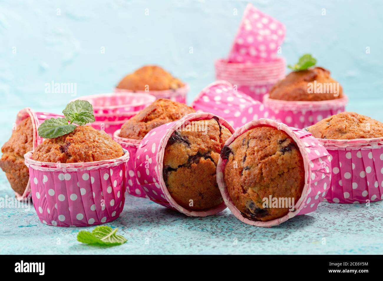 Muffin fatti in casa con ribes nero. Foto Stock