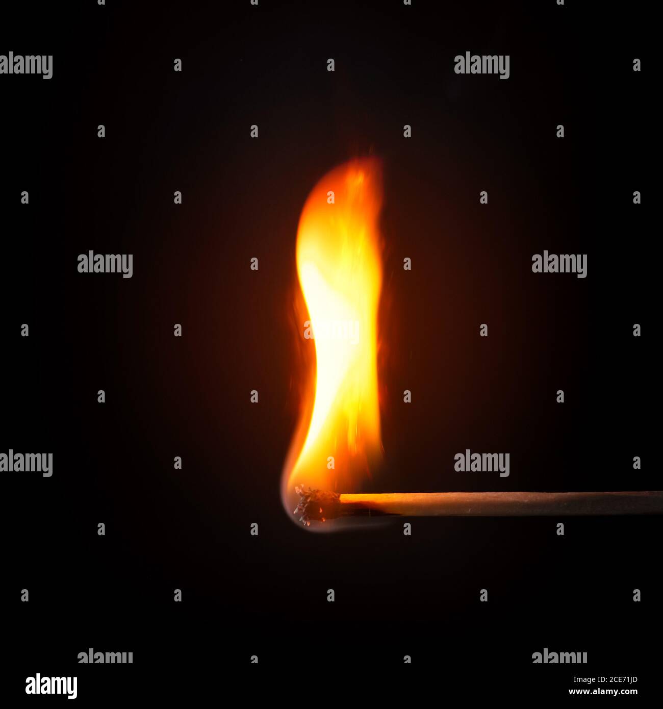 abbinare la fiamma del bastone davanti a uno sfondo nero Foto Stock