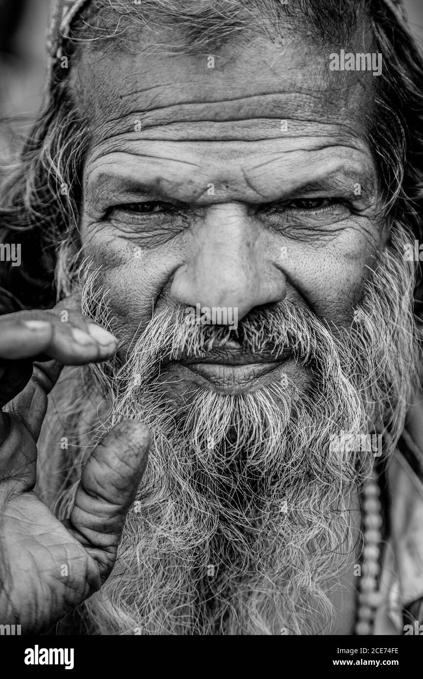 India - 9 novembre 2012: Nero e bianco anziano maschio con viso rugato e capelli grigi guardando la macchina fotografica Foto Stock