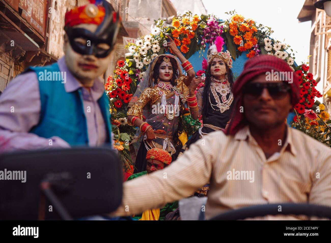 India - 9 marzo 2020: Gli Indiani in abiti colorati e con volti dipinti sulla strada della città durante l'evento festivo Foto Stock
