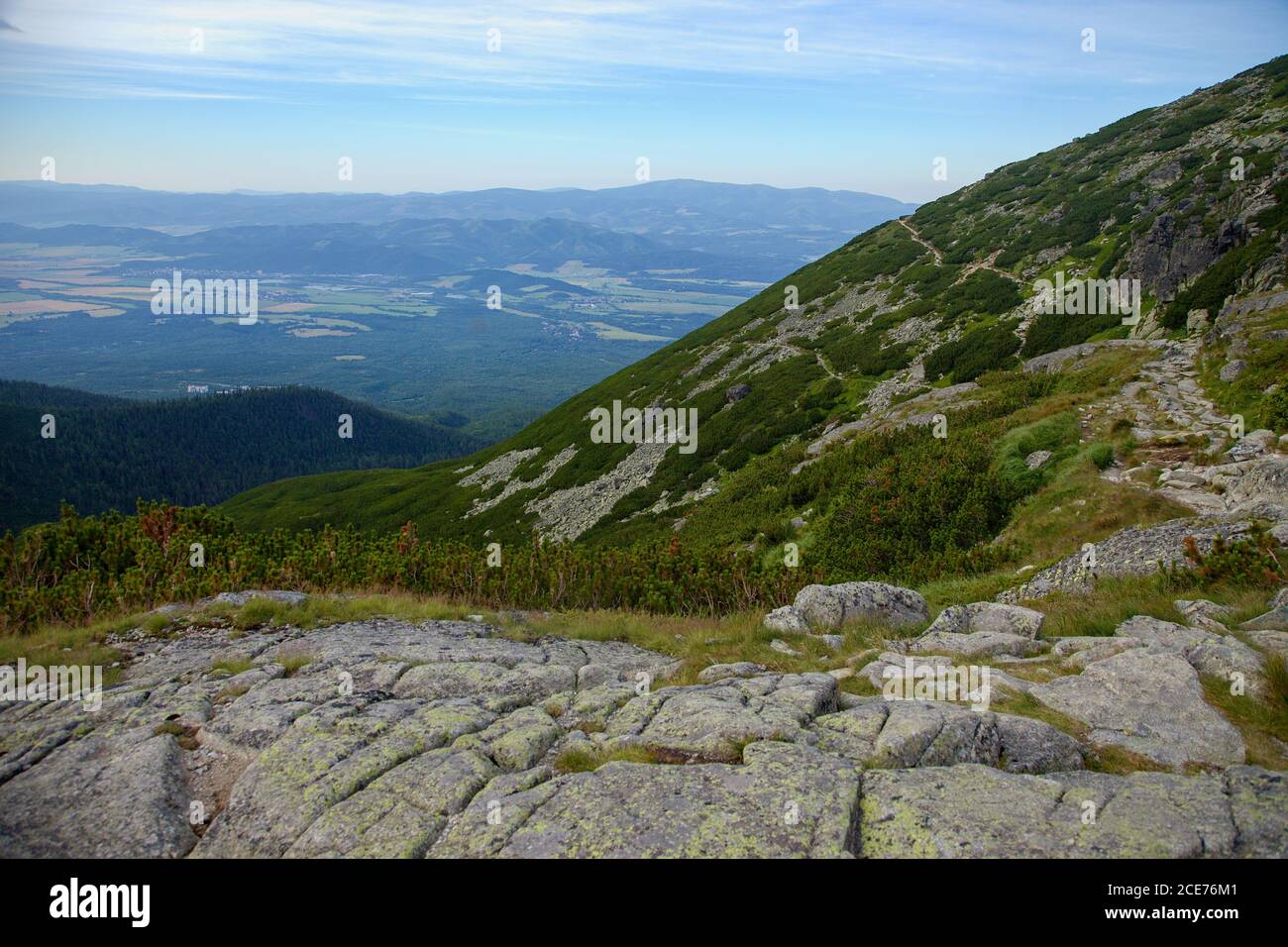 Principale percorso turistico in alta Tatra, autostrada turistica tatra, sotto le montagne è il bacino di Liptov, Slovacchia Foto Stock