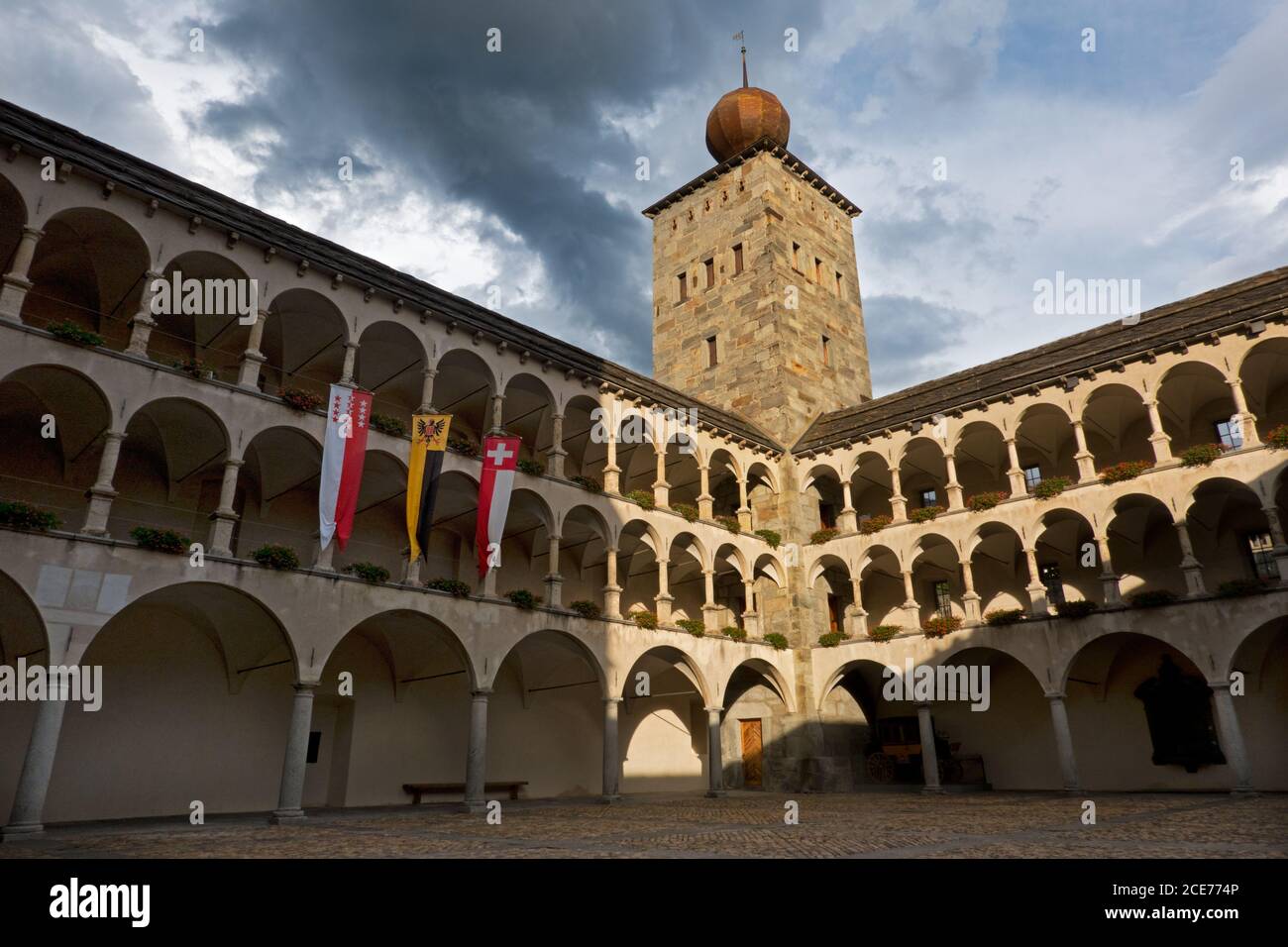 Striscioni appesi alle balaustre del Palazzo Stockalper a Briga, Svizzera Foto Stock
