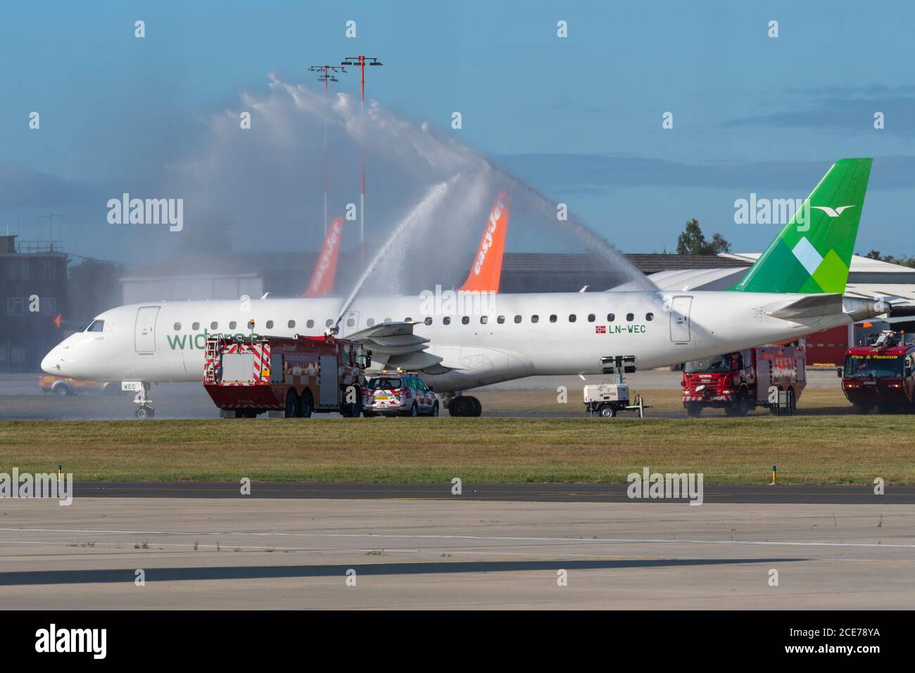 Aeroporto Southend di Londra, Essex, Regno Unito. 31 Agosto 2020. La compagnia aerea norvegese Widerøe ha portato all'aeroporto di Essex alcune buone notizie molto necessarie lanciando un servizio due volte alla settimana da Southend a Bergen in Norvegia, nello stesso giorno in cui easyJet vola le loro rotte finali da Southend prima di chiudere il loro hub. Widerøe Unisciti a Ryanair e Wizz Air in voli di linea da Southend. Sulla rotta Widerøe utilizzato un nuovo aeromobile Embraer 190 E2, per il quale sono clienti di lancio, come illustrato, che arrivano oggi per la prima volta. Acqua Arch saluta Foto Stock