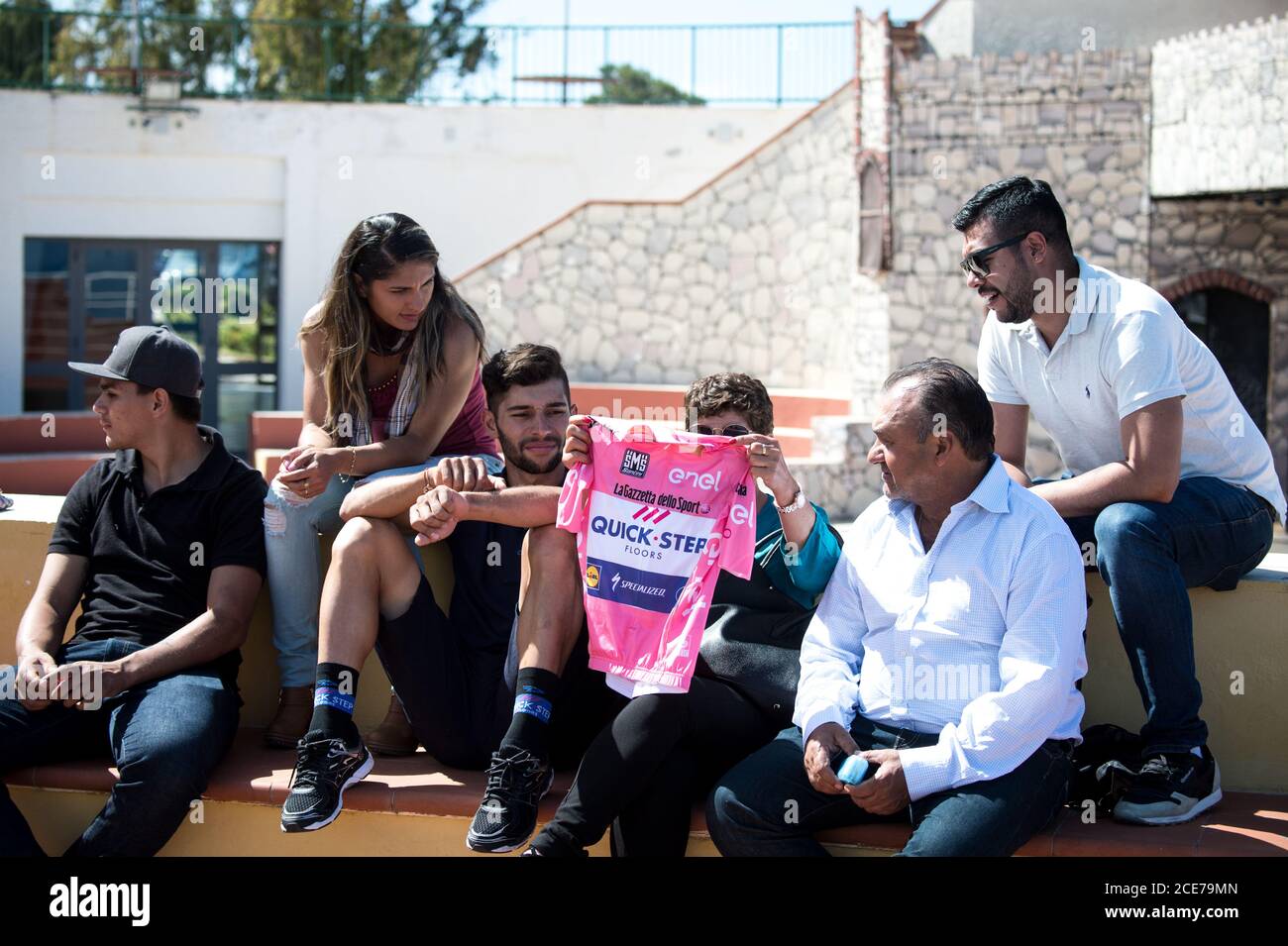 9 maggio. Giorno di riposo giro d'Italia. Fernando Gaviria con la maglia rosa dei leader. Foto Stock