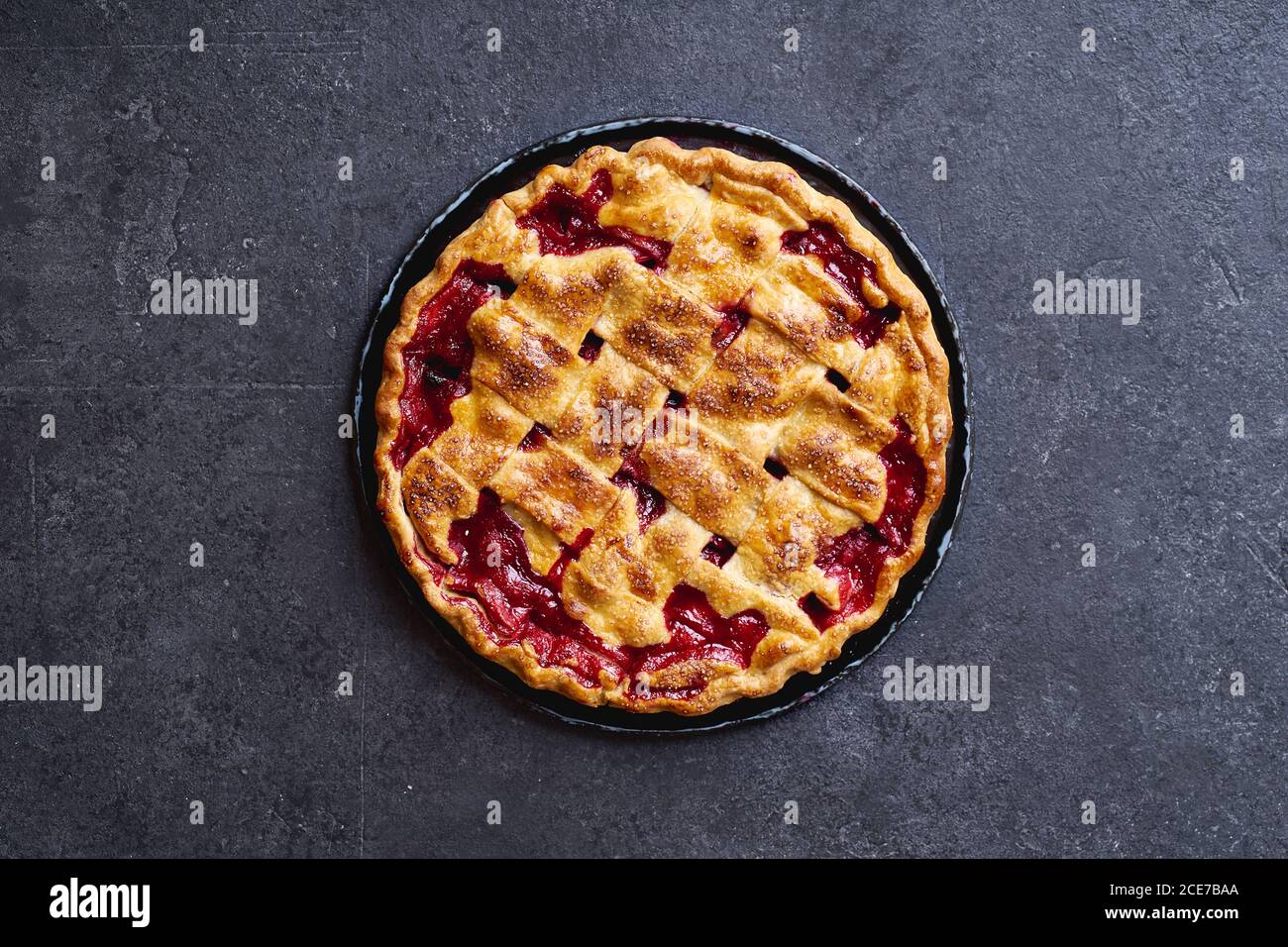 Immagine dall'alto di torta di ciliegia decorata con reticolo Foto Stock