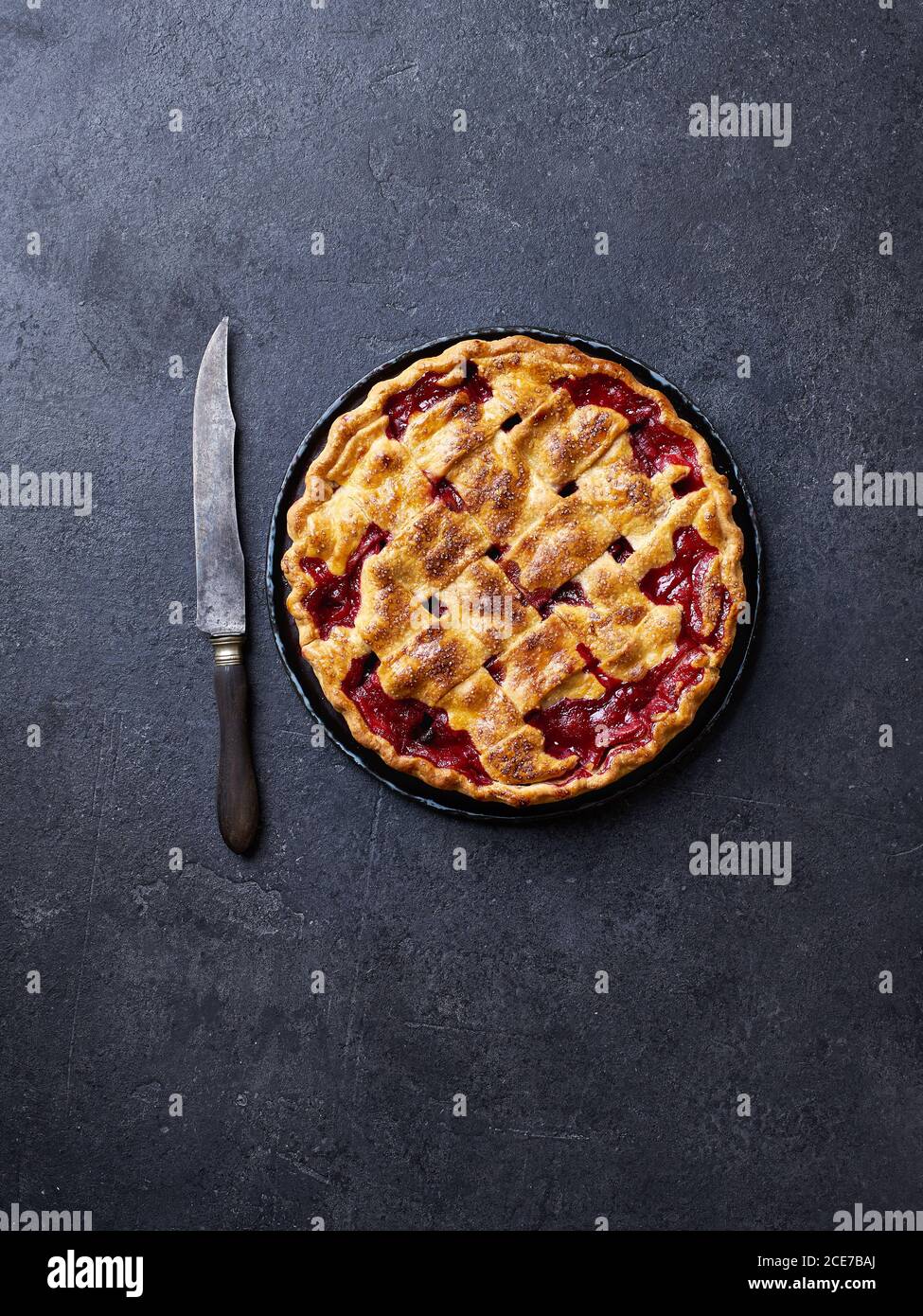 Immagine dall'alto di torta di ciliegia decorata con reticolo Foto Stock