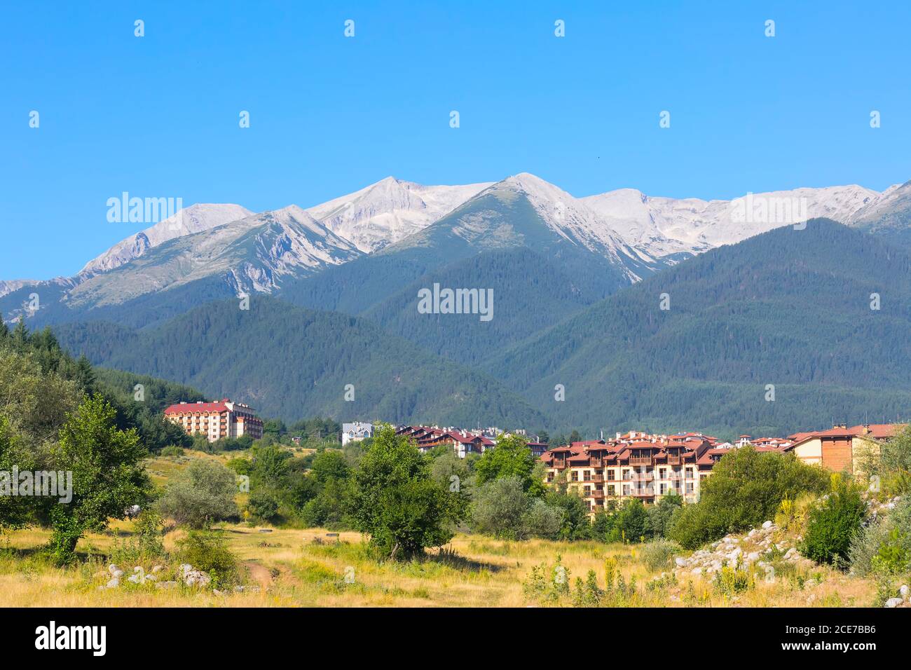 Panorama estivo in bulgaro tutte le stagioni resort Bansko, Bulgaria Foto Stock