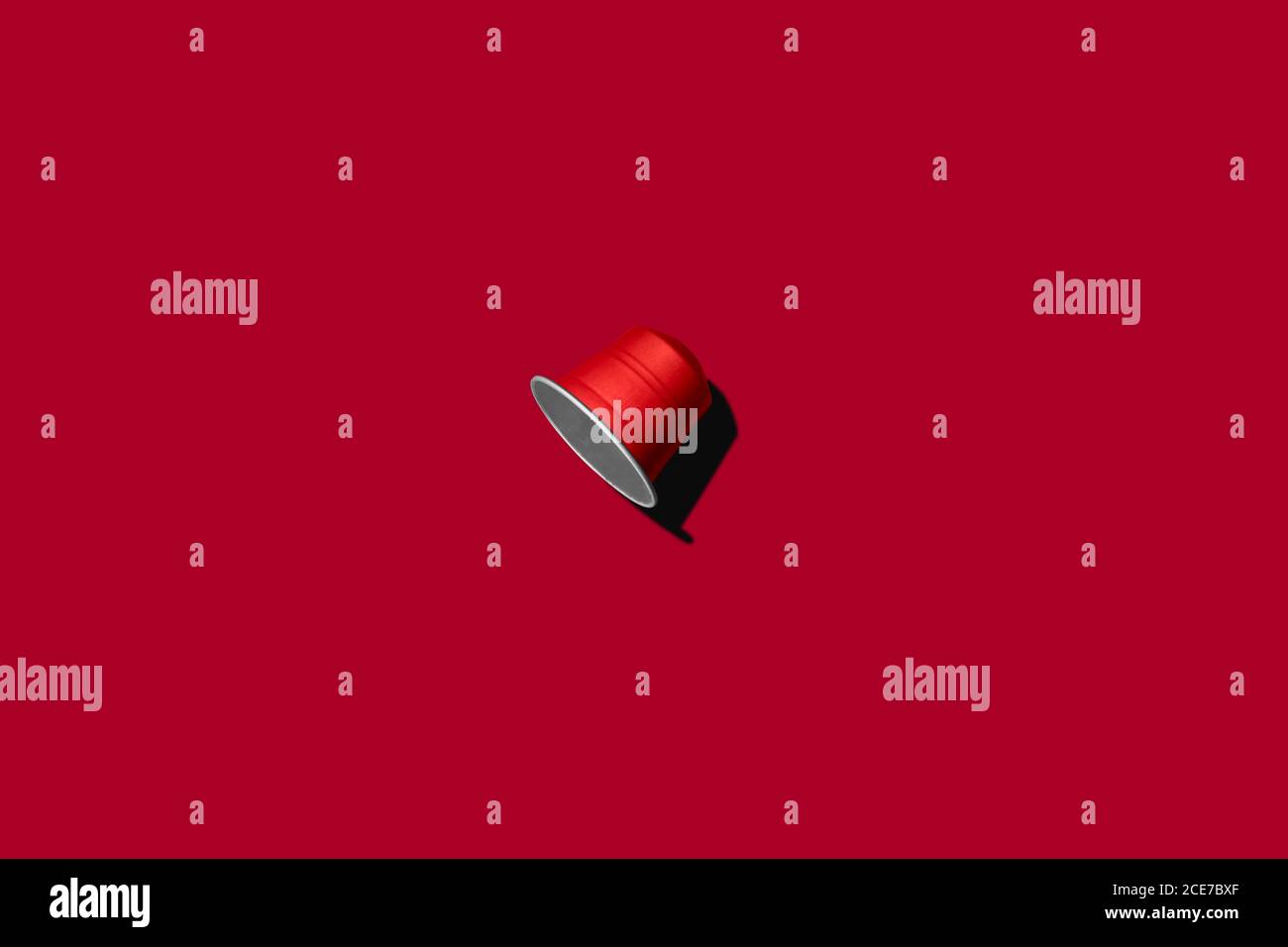 Vista dall'alto della cialda di caffè rossa su sfondo rosso Foto Stock