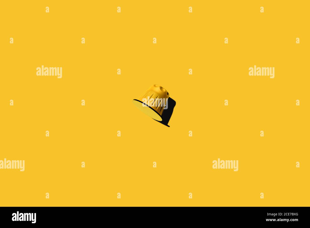 Vista dall'alto della cialda di caffè gialla su sfondo giallo Foto Stock