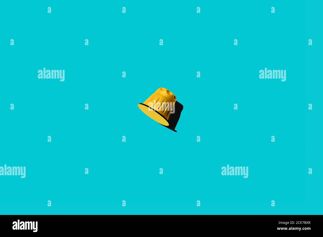 Vista dall'alto della cialda di caffè gialla su sfondo blu Foto Stock