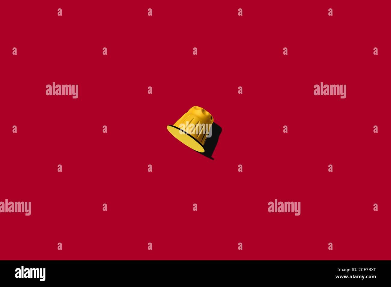 Vista dall'alto della cialda di caffè gialla su sfondo rosso Foto Stock