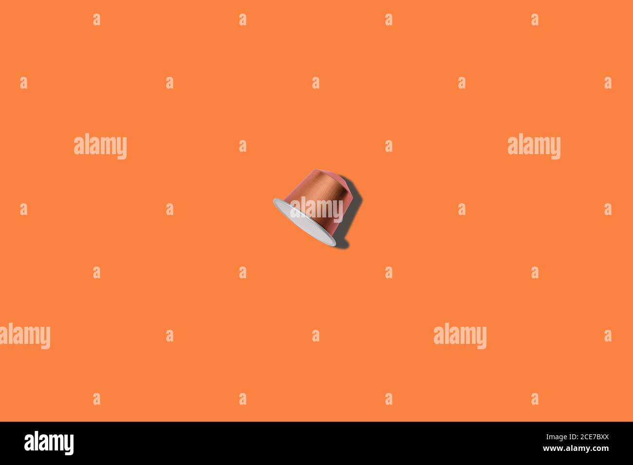 Vista dall'alto della cialda marrone posta su sfondo arancione Foto Stock