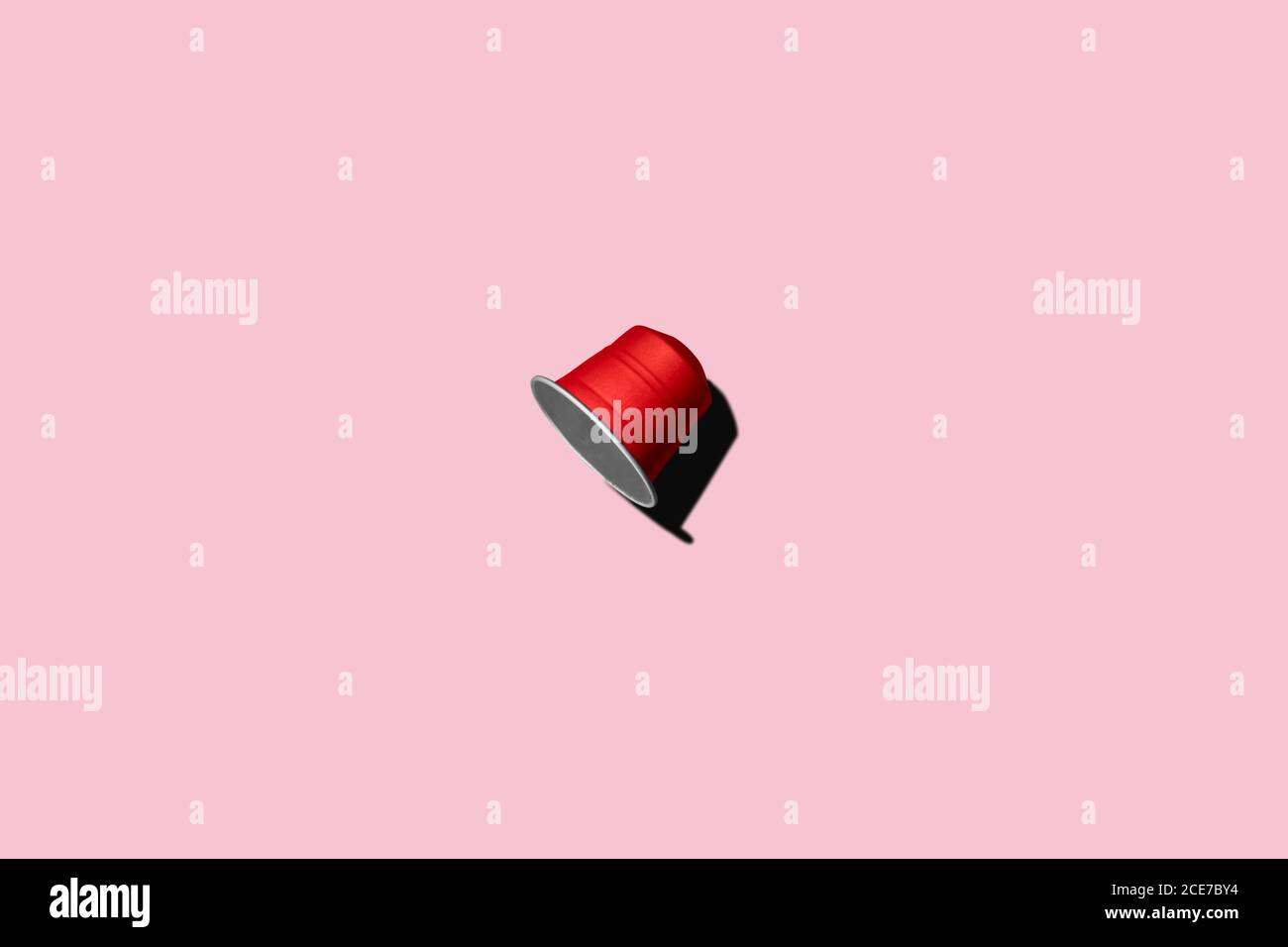 Vista dall'alto della cialda di caffè rossa su sfondo rosa Foto Stock