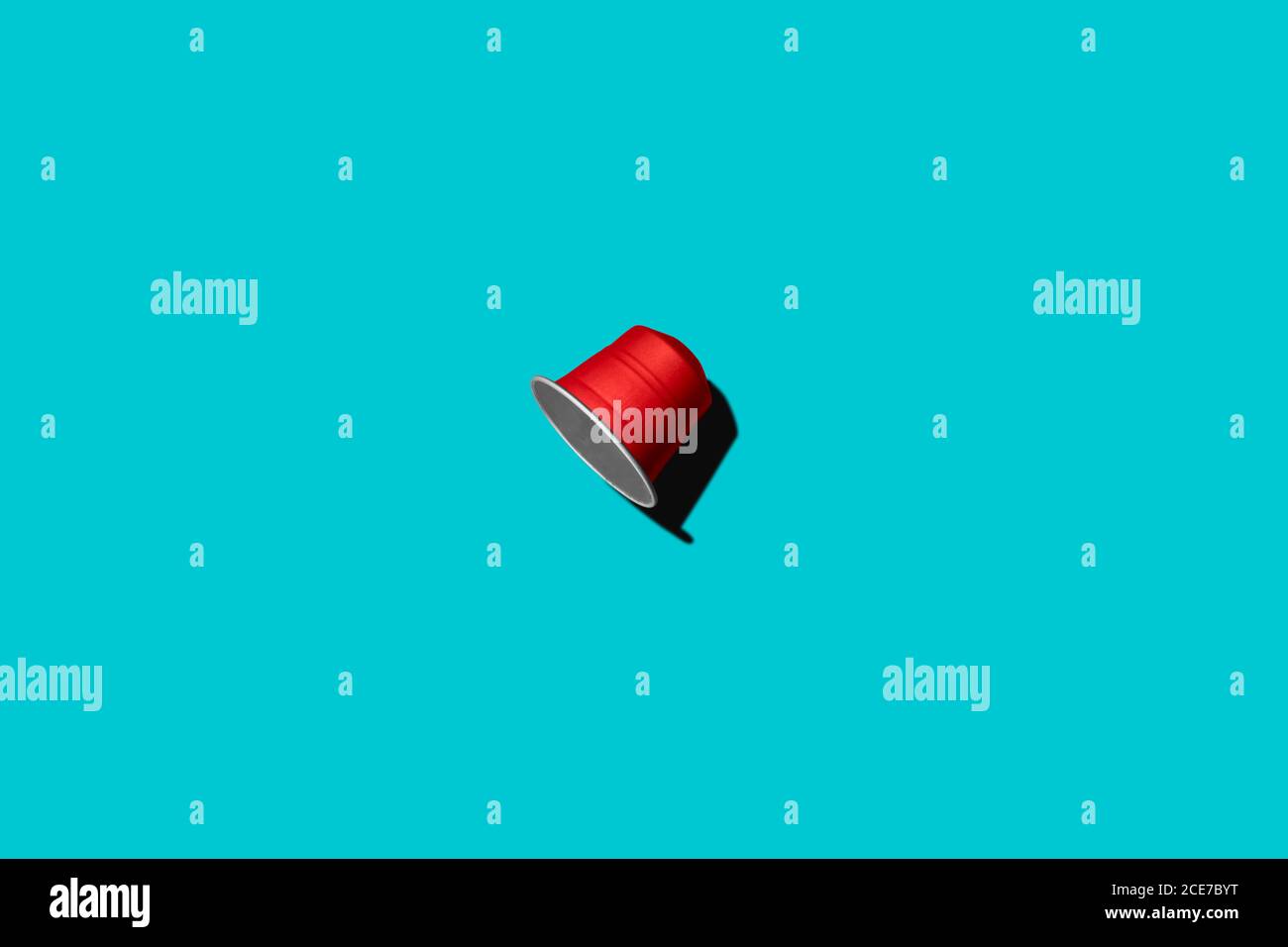 Vista dall'alto della cialda di caffè rossa su sfondo blu Foto Stock
