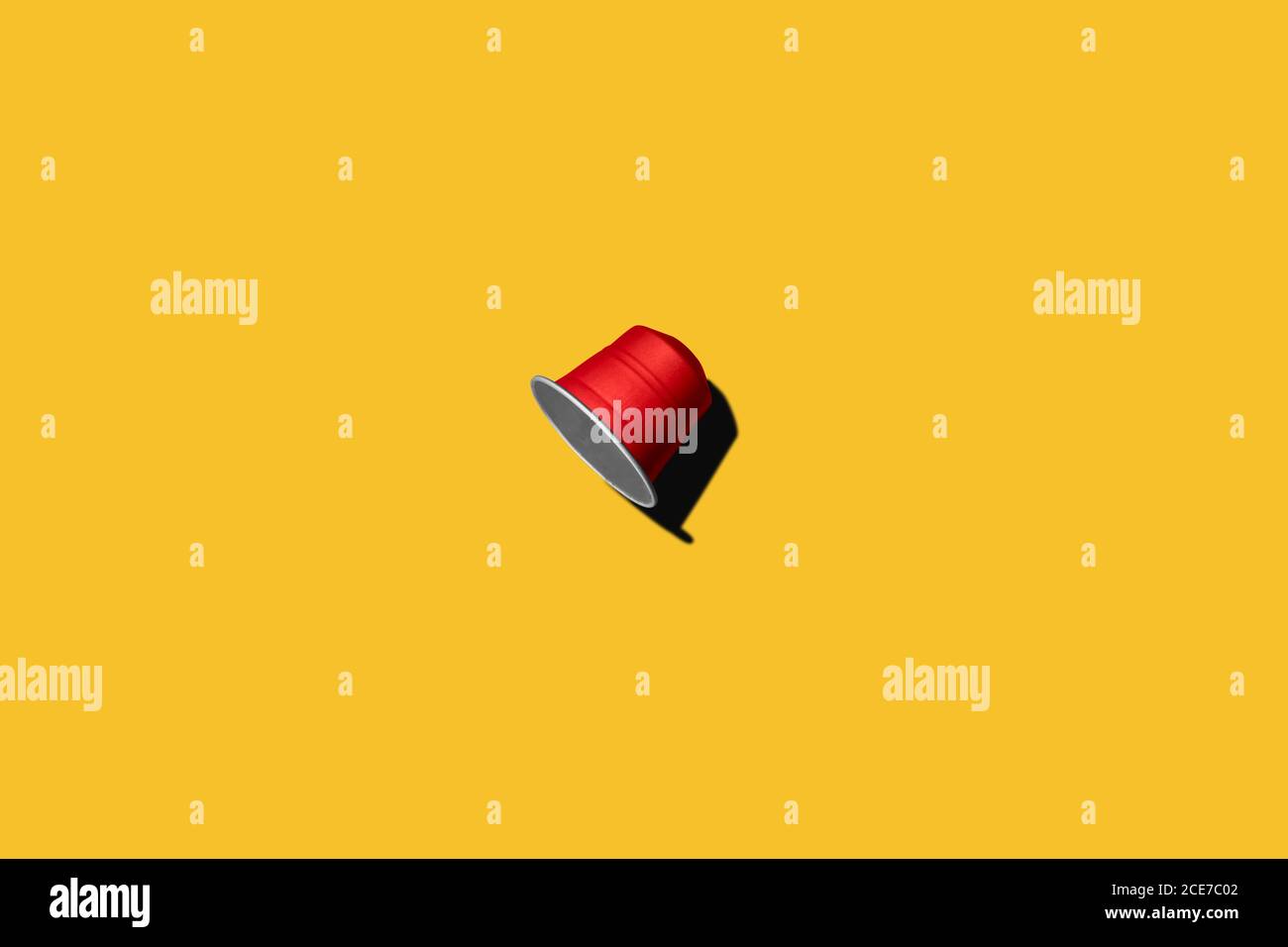 Vista dall'alto della cialda di caffè rossa su sfondo giallo Foto Stock