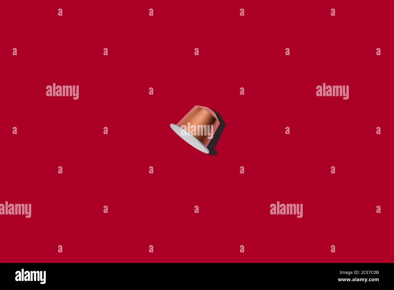 Vista dall'alto della cialda di caffè dorata su sfondo rosso Foto Stock