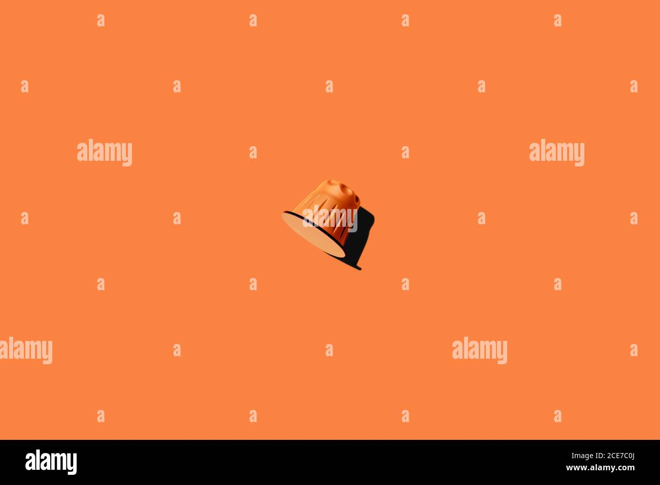 Vista dall'alto della cialda di caffè arancione su sfondo arancione Foto Stock