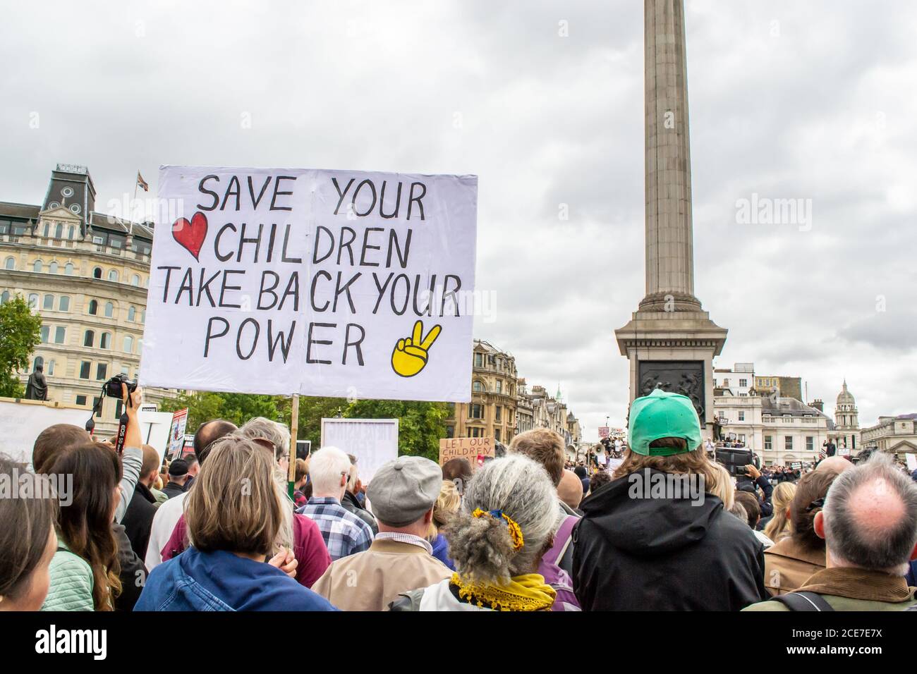 TRAFALGAR SQUARE, LONDRA/INGHILTERRA- 29 agosto 2020: Manifestanti al rally dell'Unite per la libertà; dove migliaia di persone si sono riunite per protestare contro il blocco Foto Stock