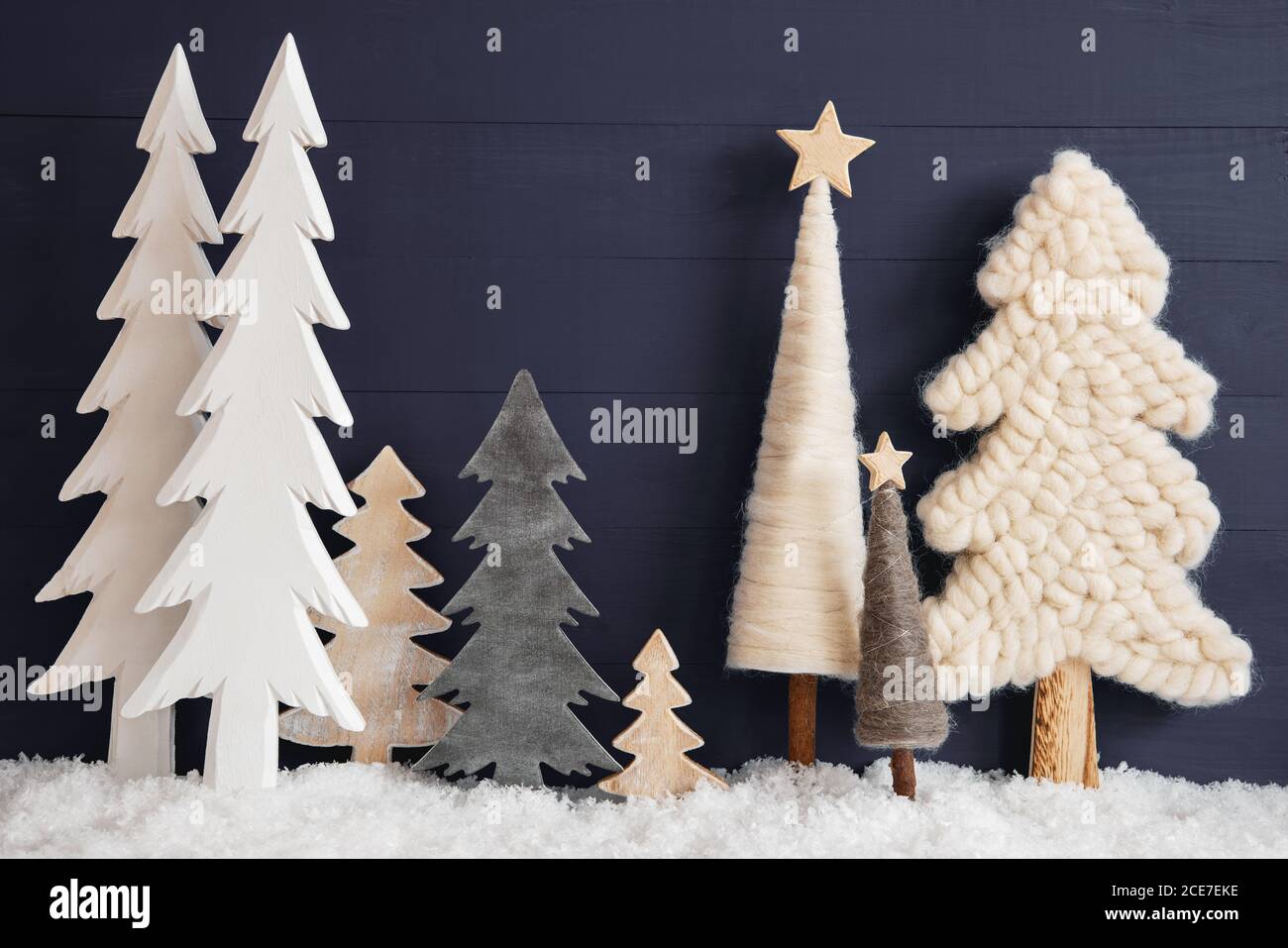 Alberi di Natale, neve, sfondo di legno nero, Stella Foto Stock