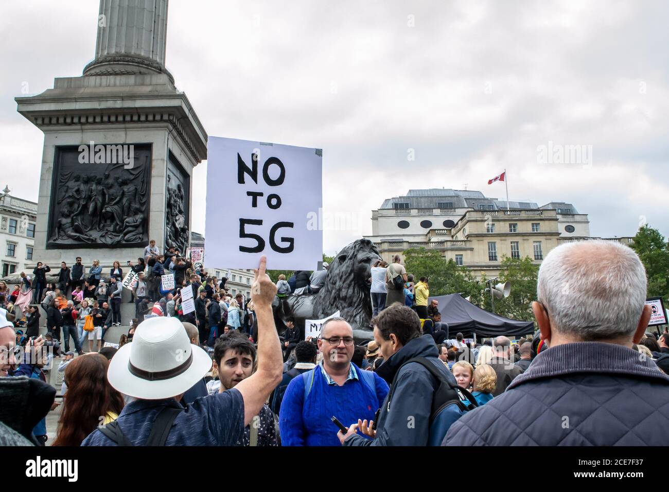 WESTMINSTER, LONDRA/INGHILTERRA - 29 agosto 2020: Protestore che tiene un cartello 'NO A 5G' ad un Unite for Freedom Rally, contro le restrizioni del coronavirus Foto Stock