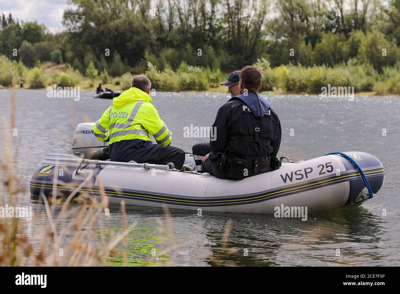 Dresda, Germania. 28 Agosto 2020. Gli agenti di polizia della polizia dell'acqua con le giacche di colore del segnale sono seduti su un gommone. Credit: Tino Plunert/dpa-Zentralbild/ZB/dpa/Alamy Live News Foto Stock