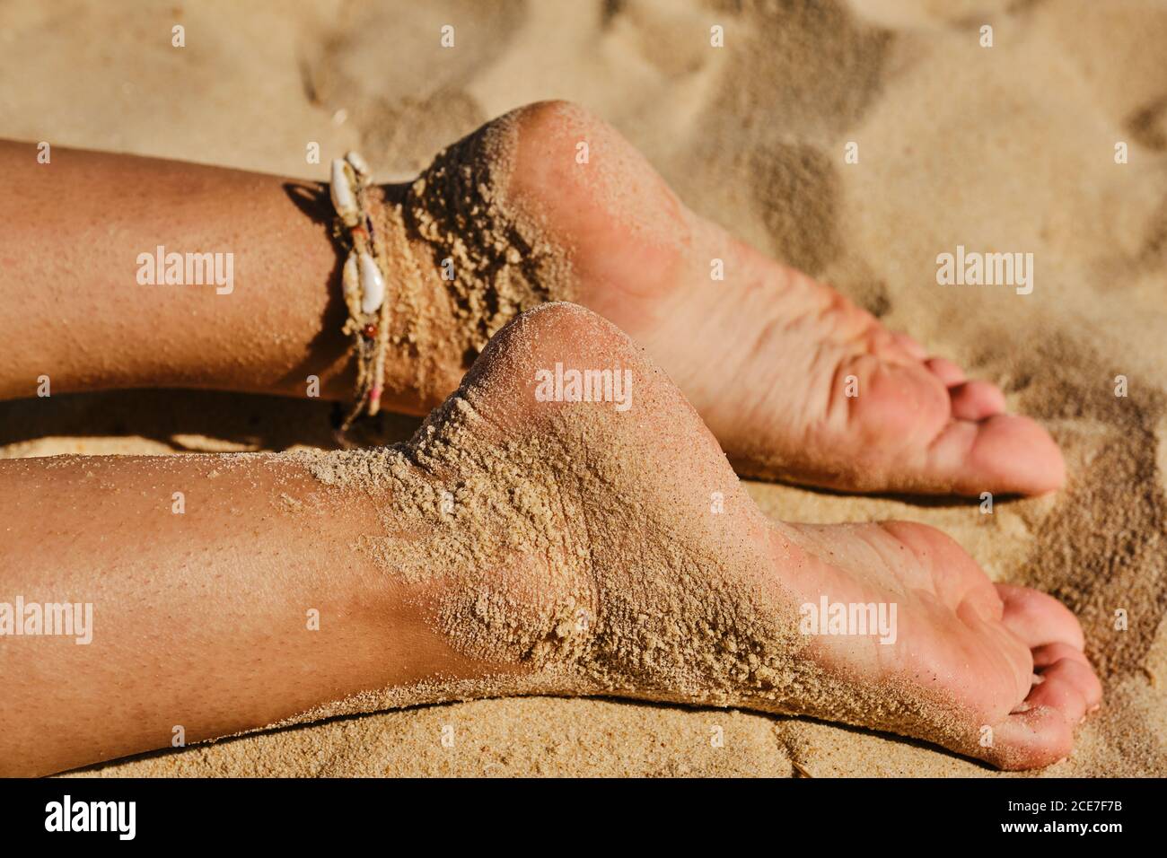 Grave boss nero maschio che naviga in un cellulare in città Foto Stock