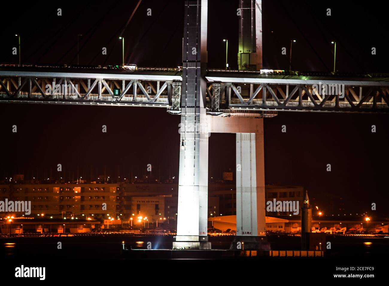Bay Bridge e complesso industriale Foto Stock
