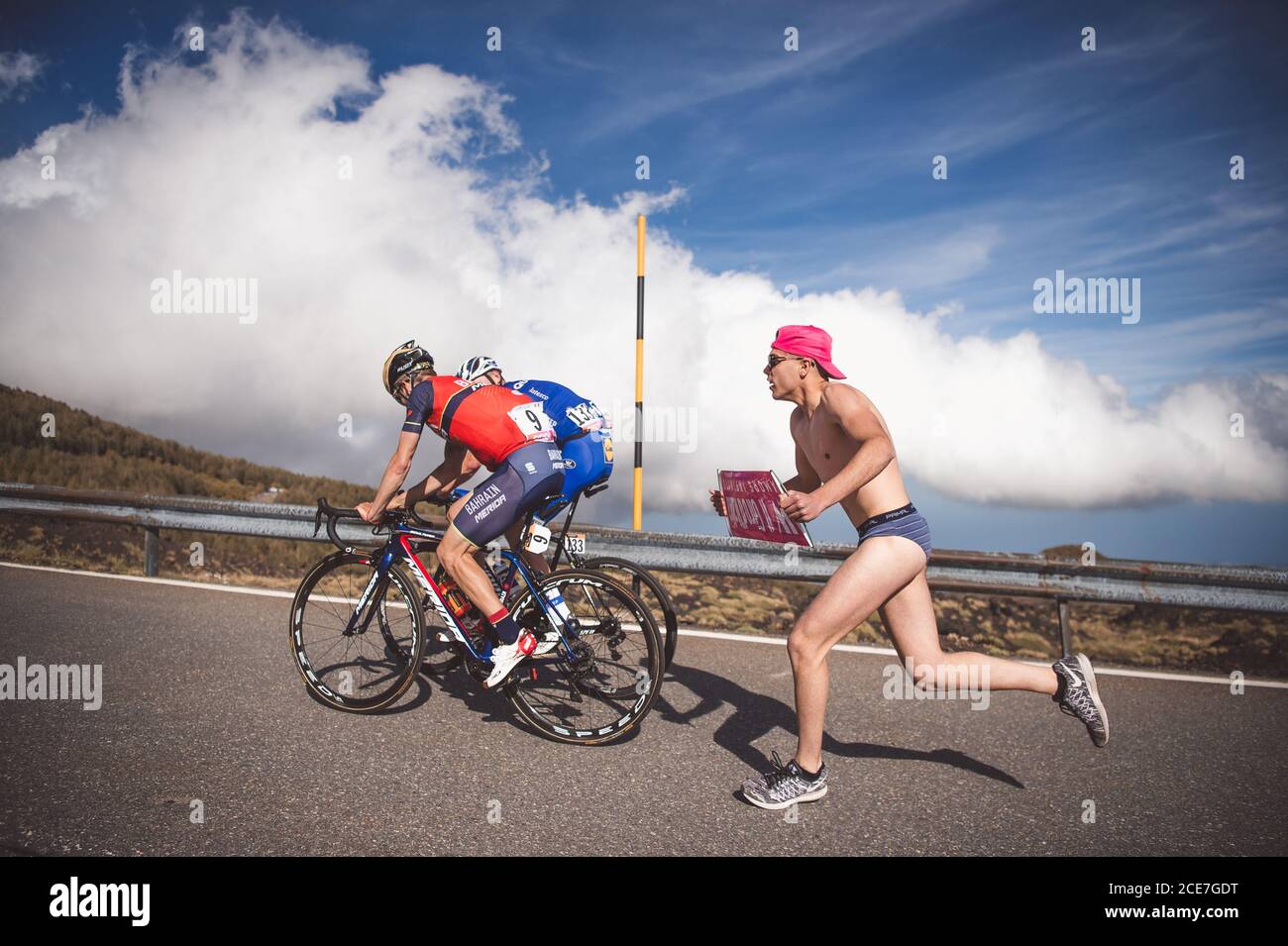 Giro d'Italia fase 4 Cefalù all'Etna, Italia. 9 maggio 2017. Giovanni Visconti e Laurens De Plus. Foto Stock