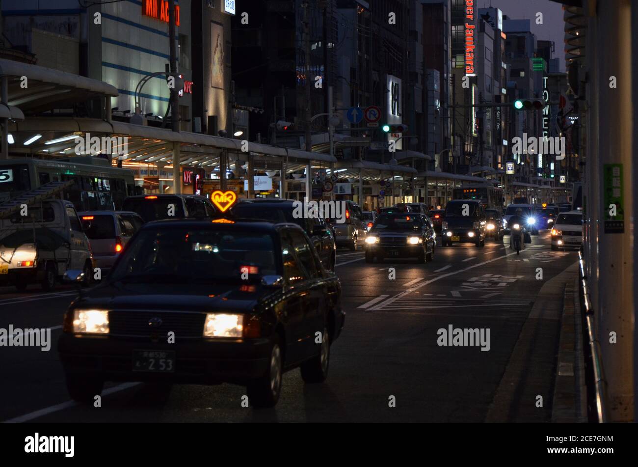 Traffico notturno sulla strada principale di Shijo Dori in Kyoto, Giappone. Foto Stock