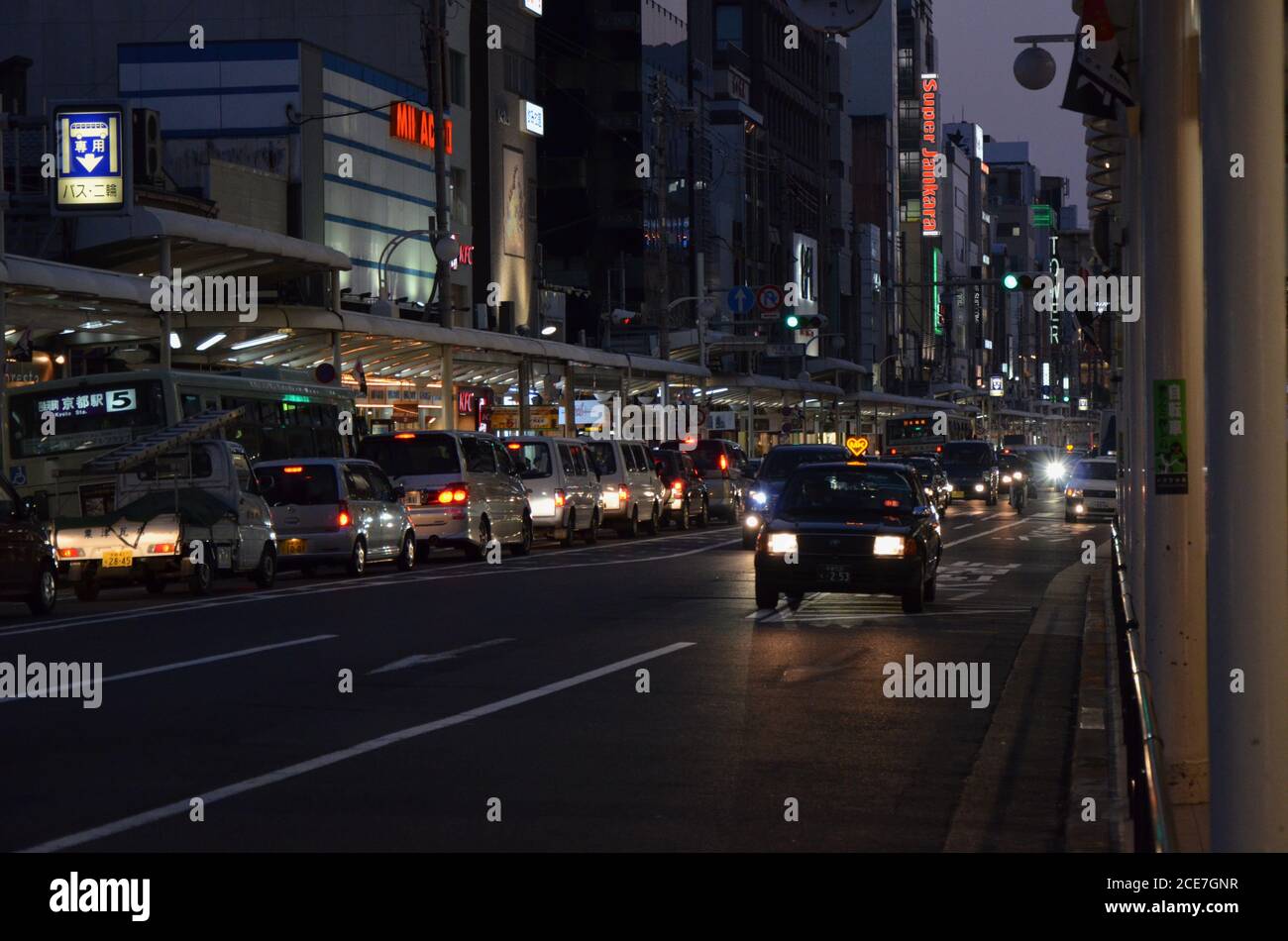 Traffico notturno sulla strada principale di Shijo Dori in Kyoto, Giappone. Foto Stock