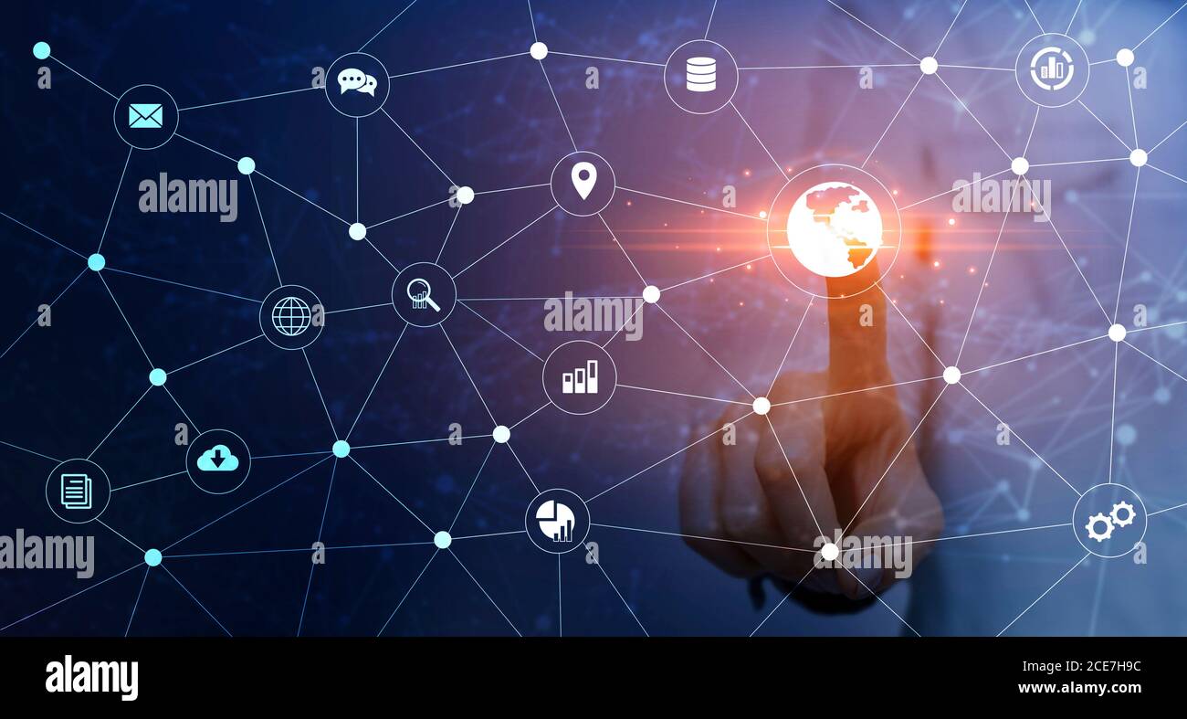 Tecnologia di comunicazione dell'informazione. Pulsante femmina sullo schermo virtuale con icone digitali Foto Stock