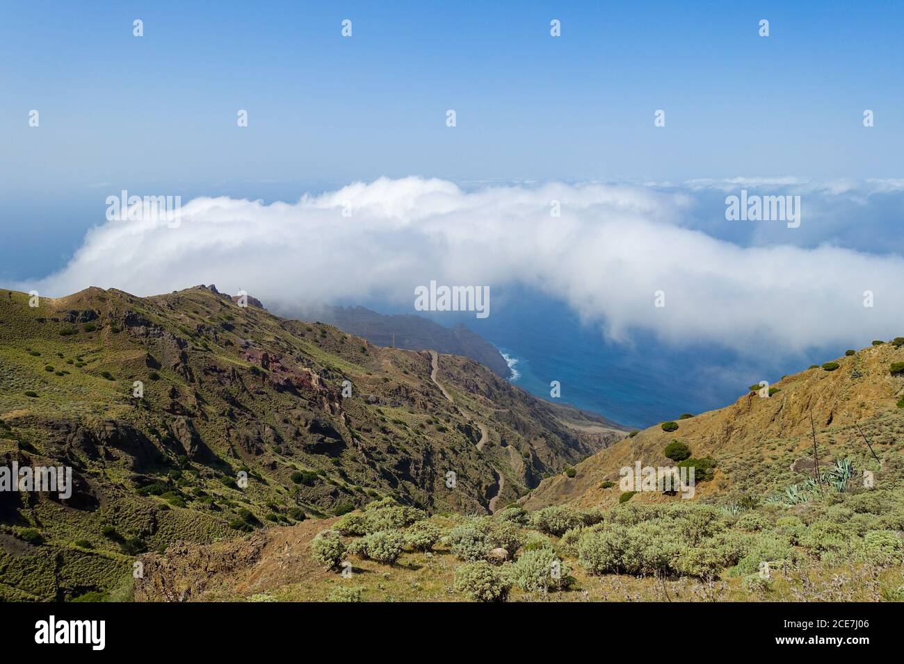 Sopra le nuvole - Vista verso il mare nel a nord-ovest di la Gomera Foto Stock