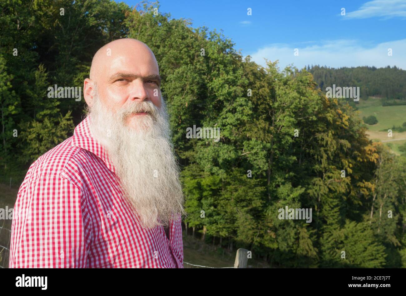 uomo portatore bianco nella foresta Foto Stock