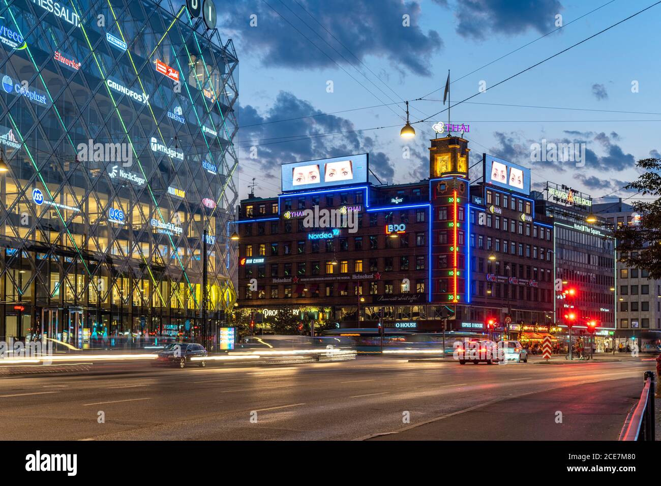 Verkehr auf dem H.C. Andersens Boulevard in der Abenddämmerung, Kopenhagen, Dänemark, Europa | traffico su H.C. Andersens Boulevard al crepuscolo, Copenhag Foto Stock